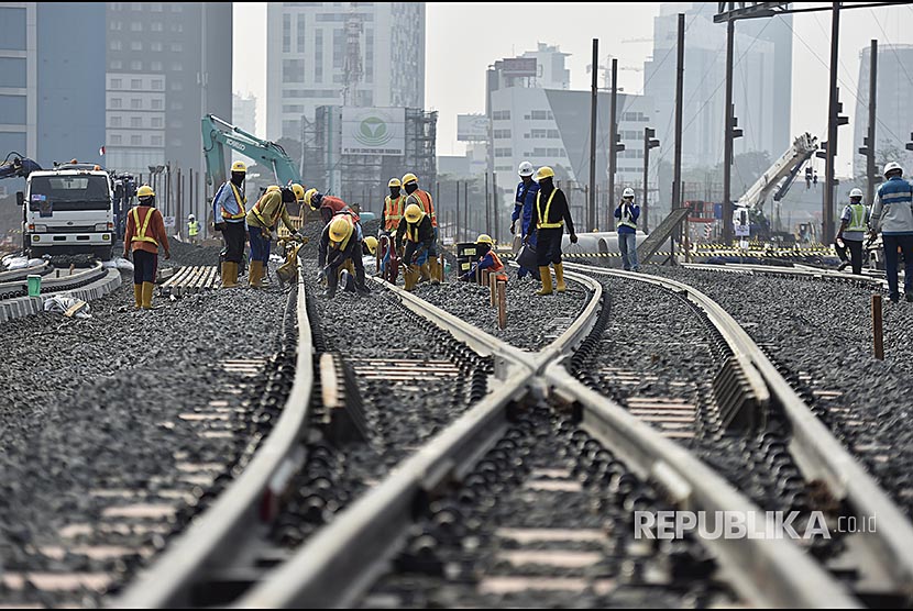 Petugas melakukan pemasangan bantalan rel di Depo MRT Lebak Bulus, Jakarta, Senin (14/8). Proyek MRT Jakarta memasuki tahap pemasangan rel dari Depo Lebak Bulus dan pada akhir 2017 tahap konstruksi akan mencapai 93 persen secara keseluruhan.