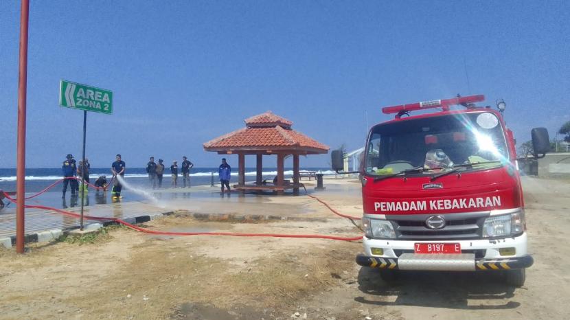 Petugas melakukan pembersihan di objek wisata Pantai Sayang Heulang, Kecamatan Pameungpeuk, Kabupaten Garut, Jumat (2/9/2022).