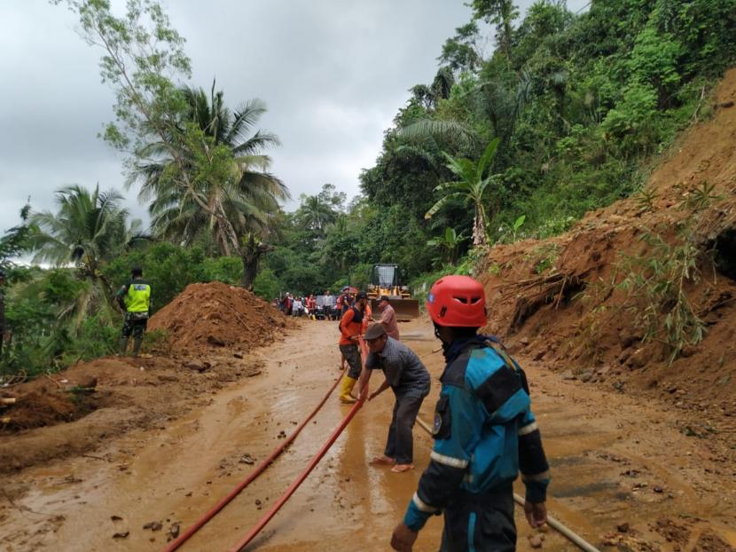 Petugas melakukan pembersihan jalur Salopa-Cikatomas di Kecamatan Cikatomas, Kabupaten Tasikmalaya, Senin (12/10).