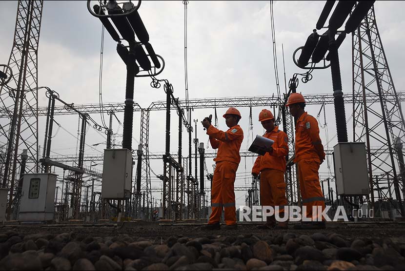 PLN Unit Induk Distribusi Jakarta Raya melakukan inspeksi di sejumlah gardu induk 20 kilo Volt (kV) dan pengatur distribusi listrik di kantor Unit Pelaksana Pelayanan Pelanggan (UP3) pada Rabu (30/12). 