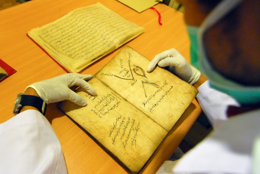 Petugas melakukan pememeriksaan rutin naskah kuno Islam koleksi Museum Sribaduga Bandung, Jawa Barat, Selasa (23/6).
