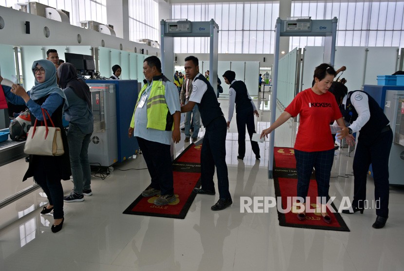 Petugas melakukan pemeriksaan badan dan barang calon penumpang pesawat, di Terminal Baru Bandara Internasional Ahmad Yani Semarang, Jawa Tengah. 