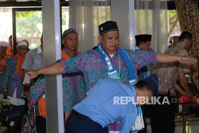 Petugas melakukan pemeriksaan Calon Jamaah haji kloter 5 asal Kuningan di Asrama Haji Embarkasi Jakarta Bekasi, Kota Bekasi, Jabar, Kamis (11/8).