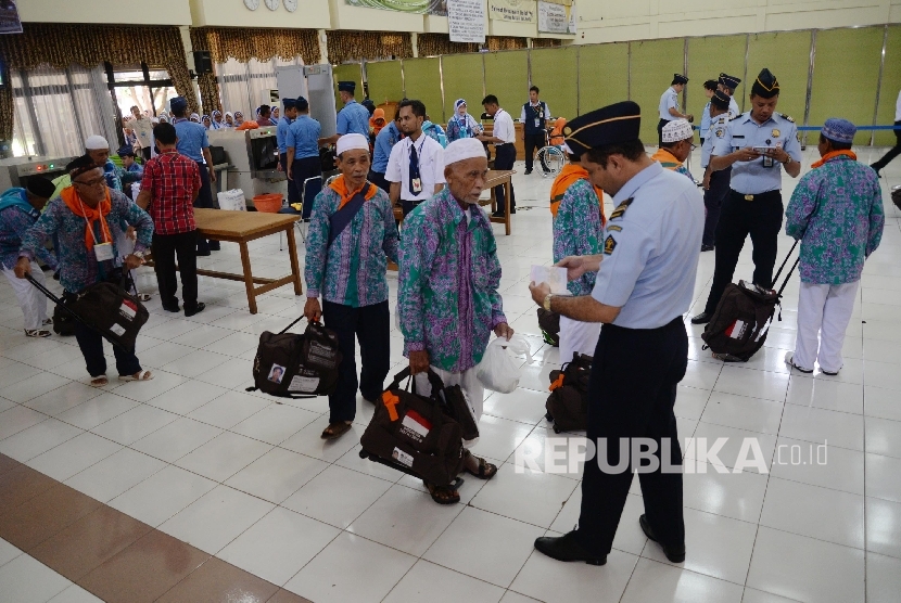 Petugas melakukan pemeriksaan calon jamaah haji di embarkasi.