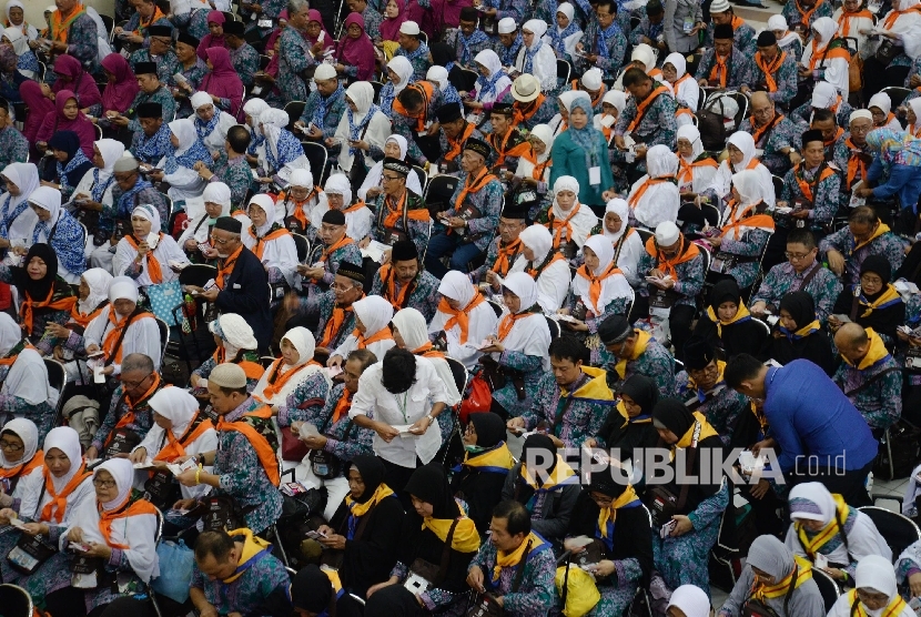 Petugas melakukan pemeriksaan calon jamaah haji kloter 6 asal Kota Bandung bersiap untuk berangkat ke Bandara Halim Perdanakusuma di Asrama Haji Embarkasi Jakarta Bekasi, Kota Bekasi, Jabar, Kamis (11/8). (Republika/ Yasin Habibi)