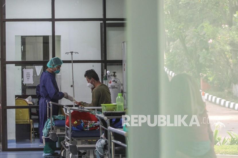 Petugas melakukan pemeriksaan COVID-19 pada pasien di IGD di RSUD Depok, Jawa Barat, Jumat (4/2/2022). Peningkatan kasus COVID-19 memberikan dampak terhadap jumlah keterisian tempat tidur di rumah sakit (Bed Occupancy Rate) maupun ICU di RSUD Depok yang mencapai lima kali lipat dari bulan lalu sehingga dilakukan penambahan ruangan dan tempat tidur untuk antisipasi lonjakan kasus positif COVID-19. 