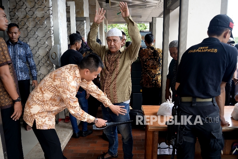 Petugas Melakukan pemeriksaan kepada warga sebelum masuk ke Masjid Istiqlal, Jakarta, Kamis (2/3).