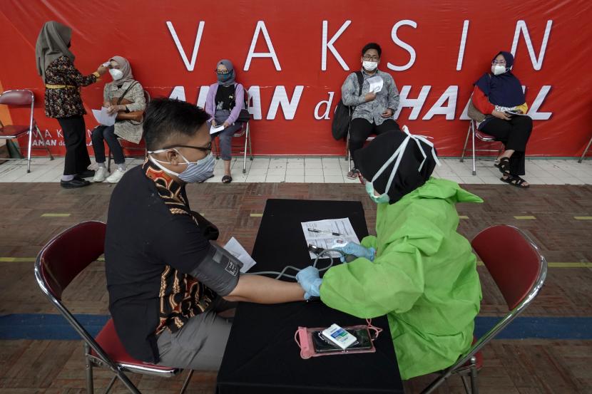 Petugas melakukan pemeriksaan kesehatan kepada pekerja lembaga jasa keuangan yang akan melakukan vaksinasi Covid-19 di GOR Satria Purwokerto, Banyumas, Jawa Tengah, Senin (26/7/2021). Banyumas menjadi daerah dengan cakupan vaksinasi masih rendah di bawah 10 persen. (ilustrasi)