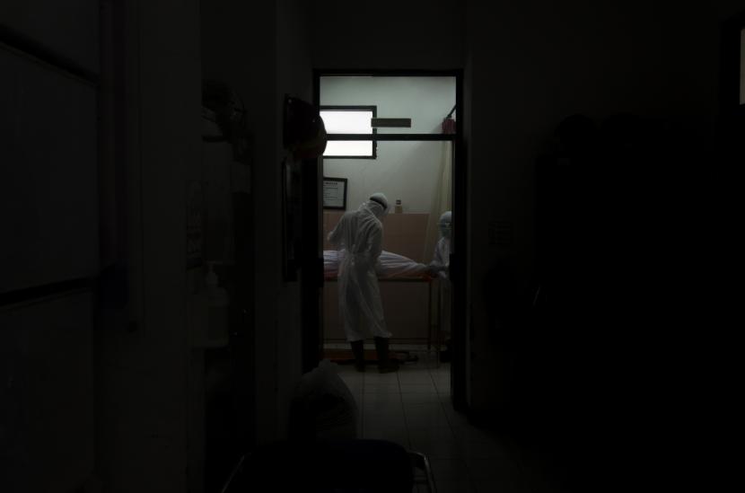 Petugas melakukan pemulasaran jenazah di Rumah Sakit Umum Daerah (RSUD) Bandung, Jawa Barat, Kamis (1/7/2021). Pusat Informasi COVID-19 Kota Bandung mencatat per tanggal 30 juni lalu kasus terkonfirmasi total sebanyak 24.613 kasus dengan 2834 kasus aktif, 21.302 orang sembuh dan 477 jiwa meninggal dunia. 