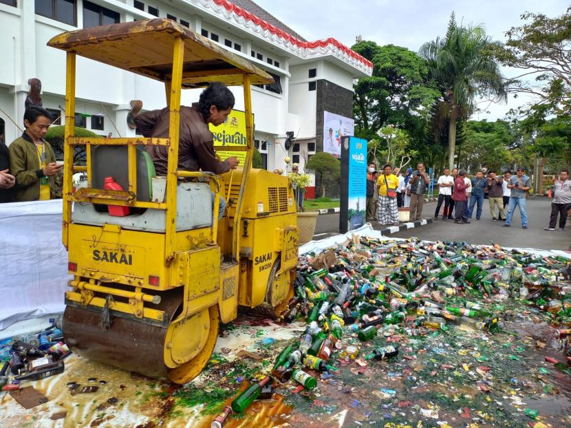 Petugas melakukan pemusnahan ribuan botol miras di Bale Kota Tasikmalaya, Jumat (9/12/2022). Pemusnahan miras itu dilakukan untuk menjaga kondusivitas di wilayah Kota Tasikmalaya. 