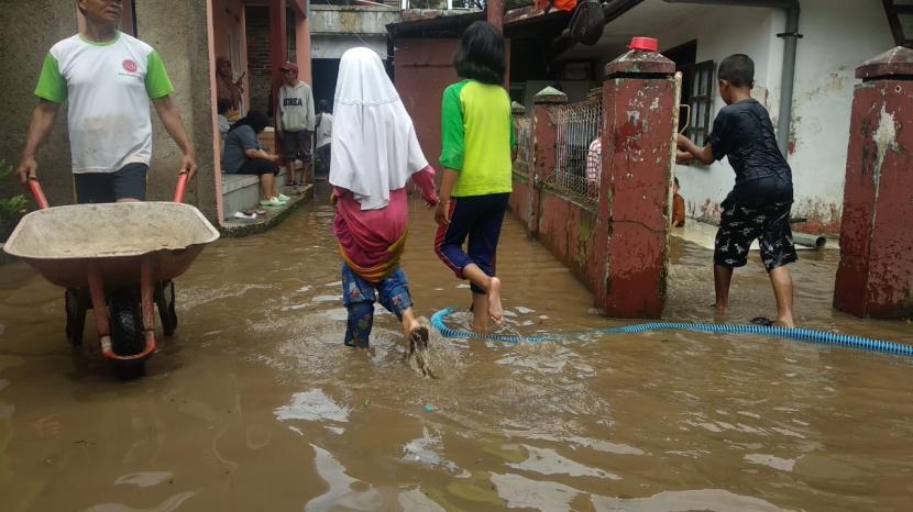 Petugas melakukan penanganan di lokasi banjir, Kelurahan Cipawitra, Kecamatan Mangkubumi, Kota Tasikmalaya, Sabtu (6/5/2023). Hujan Semalaman, Sejumlah Rumah di Mangkubumi Tasikmalaya Kebanjiran