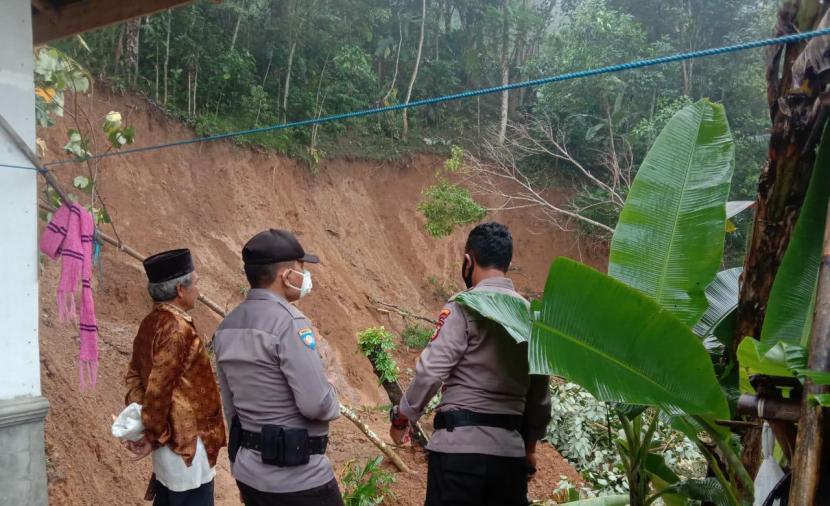 Petugas melakukan penanganan dua rumah tertimpa longsor di Kampung Ciroyom, Desa Jatijaya, Kecamatan Gunungtanjung, Kabupaten Tasikmalaya, Jumat (19/6). Akibat kejadian itu, satu orang meninggal dunia akibat tertimpa longsor. 