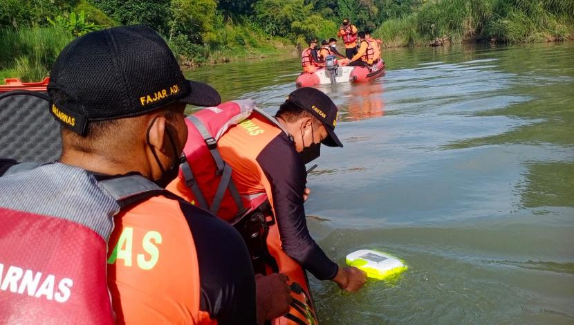 Petugas melakukan pencarian korban tenggelam di Sungai Lukulo, Kebumen.