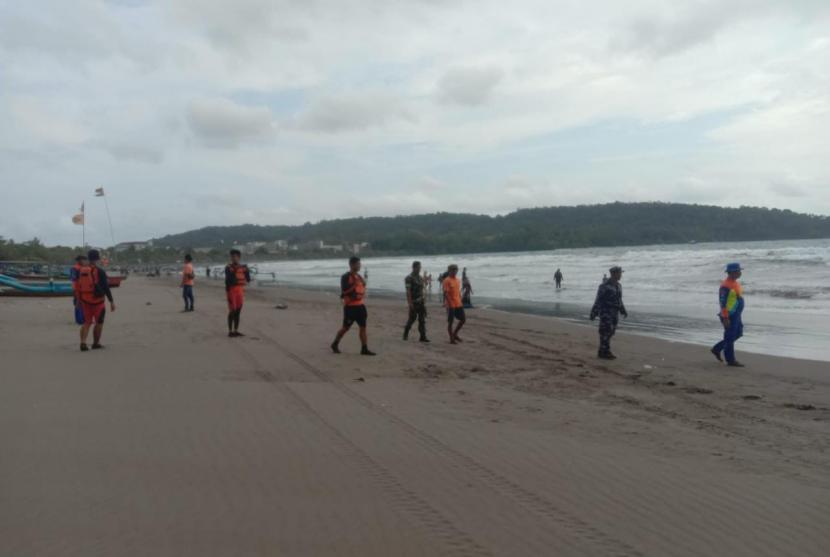 Petugas melakukan pencarian wisatawan yang dilaporkan tenggelam di Pantai Pangandaran, Kamis (5/1/2023).