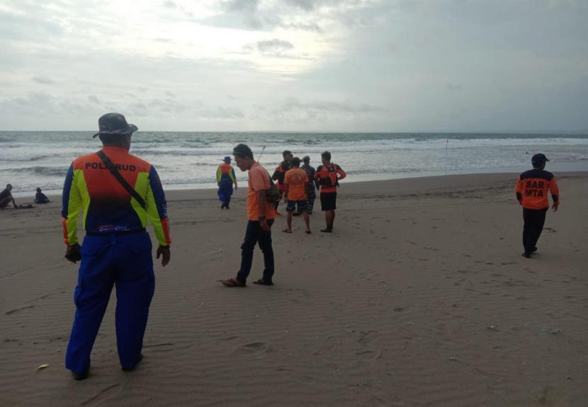 Petugas melakukan pencarian wisatawan yang dilaporkan tenggelam di Pantai Pangandaran.