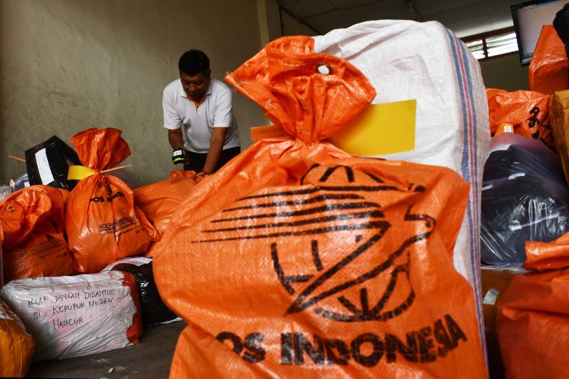 Petugas melakukan pendataan paket yang diterima di Kantor Pos Besar Madiun, Jawa Timur, Kamis (21/4/2022). Menurut data di kantor pos tersebut, menjelang lebaran terjadi peningkatan jumlah penerimaan paket pada periode 1-20 Maret 2022 sebanyak 66.875 paket menjadi 74.493 paket pada periode sama April 2022 atau mengalami peningkatan 11,39 persen. 