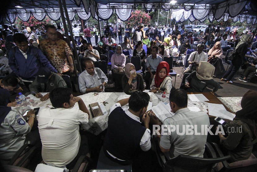 Petugas melakukan pendataan terhadap keluarga korban jatuhnya pesawat Lion Air JT-610 rute Jakarta-Pangkal Pinang di Bandara Halim Perdanakusuma, Jakarta, Senin (29/10/2018).