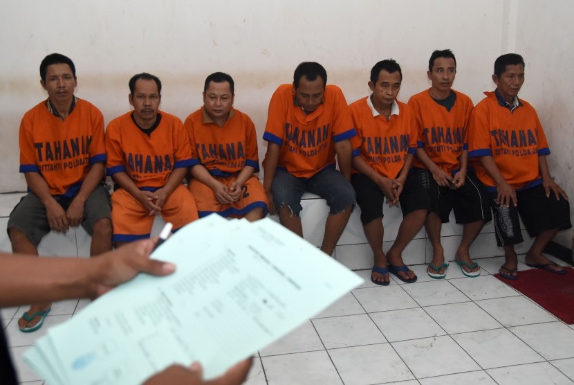 Petugas melakukan pendataan terhadap terdakwa pembunuhan aktivis penolak tambang pasir Lumajang, Salim Kancil di Kejaksaan Negeri Surabaya, Jawa Timur, Kamis (28/1).