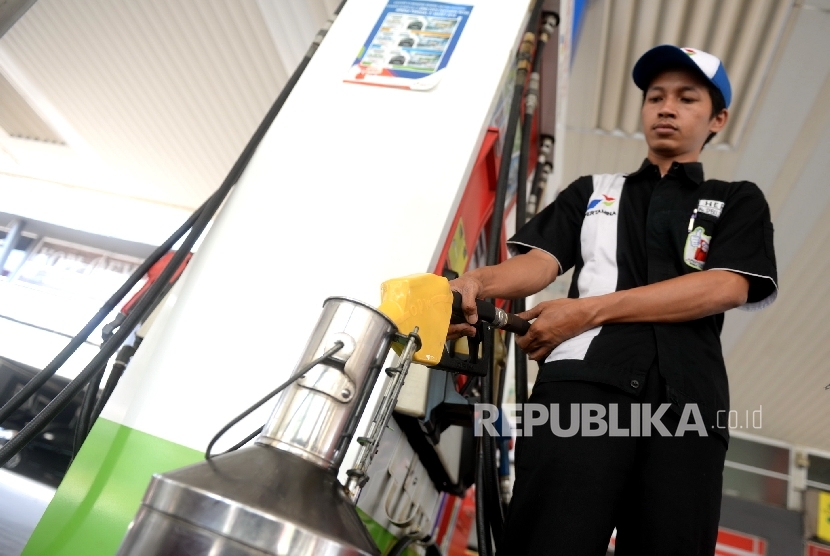 Petugas melakukan peneraan mesin secara berkala untuk BBM Premium di SPBU Pertamina, Jakarta, Ahad (13/3). 