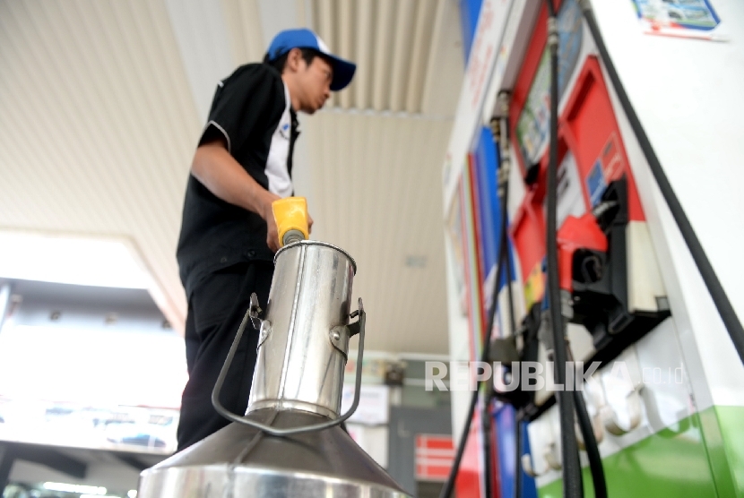 Petugas melakukan peneraan mesin secara berkala untuk BBM Premium di SPBU Pertamina, Jakarta, Ahad (13/3).