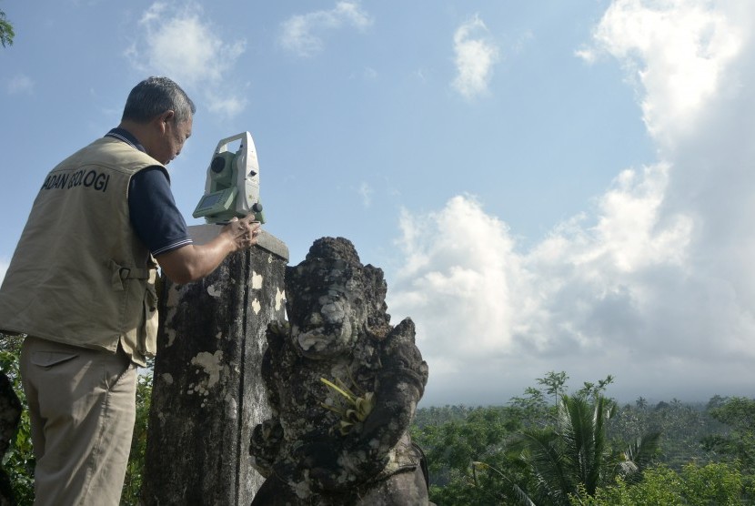 Petugas melakukan pengamatan bentuk gunung menggunakan alat Electronic Distance Measurement di Pos Pengamatan Gunung Agung Desa Rendang, Karangasem, Bali, Rabu (27/9). 