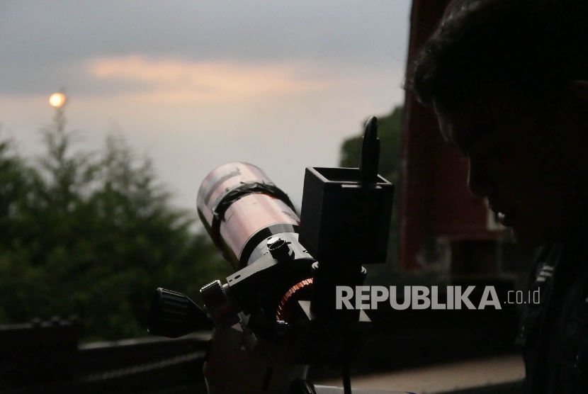  Petugas melakukan pengamatan hilal di Observatorium Bosscha, Lembang, Kabupaten Bandung Barat, Jumat (26/5).