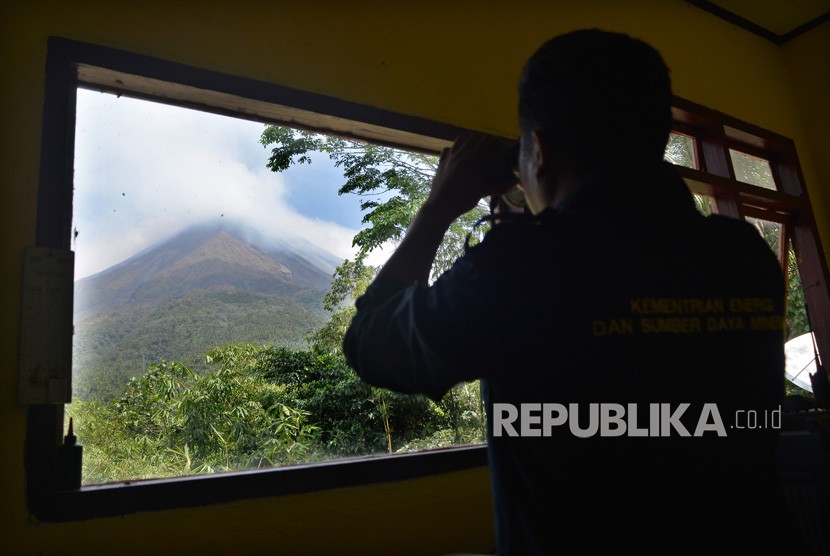 Petugas melakukan pengamatan visual awan panas Gunung Karangetang di Pos Pemantau Gunung Api (PGA) di Desa Salili, Kabupaten Kepulauan Sitaro, Sulawesi Utara.