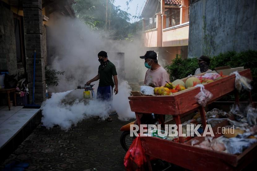 Petugas melakukan pengasapan atau fogging di permukiman warga Desa Cinunuk, Kabupaten Bandung, Jawa Barat