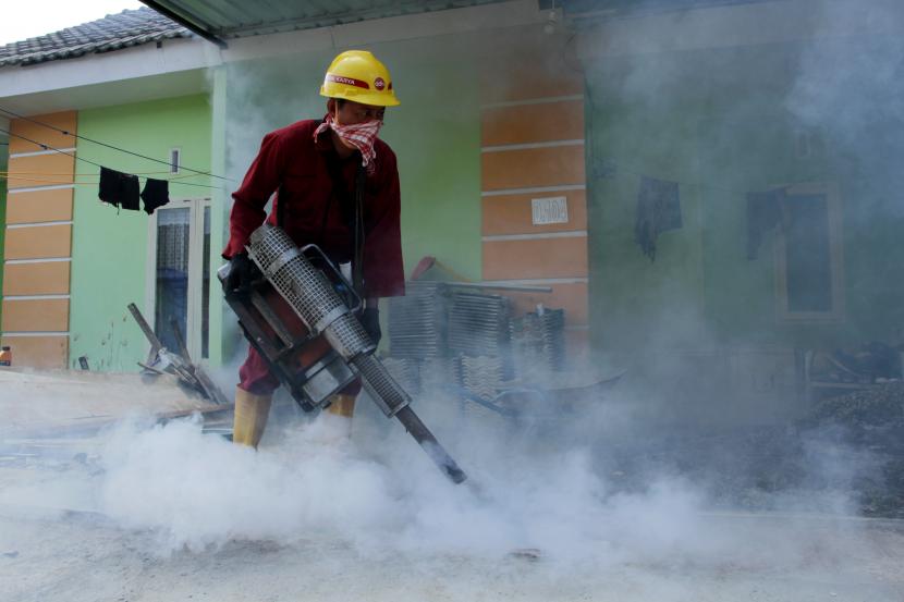 Petugas melakukan pengasapan atau fogging di salah satu perumahan untuk mengantisipasi merebaknya nyamuk demam berdarah (ilustrasi)