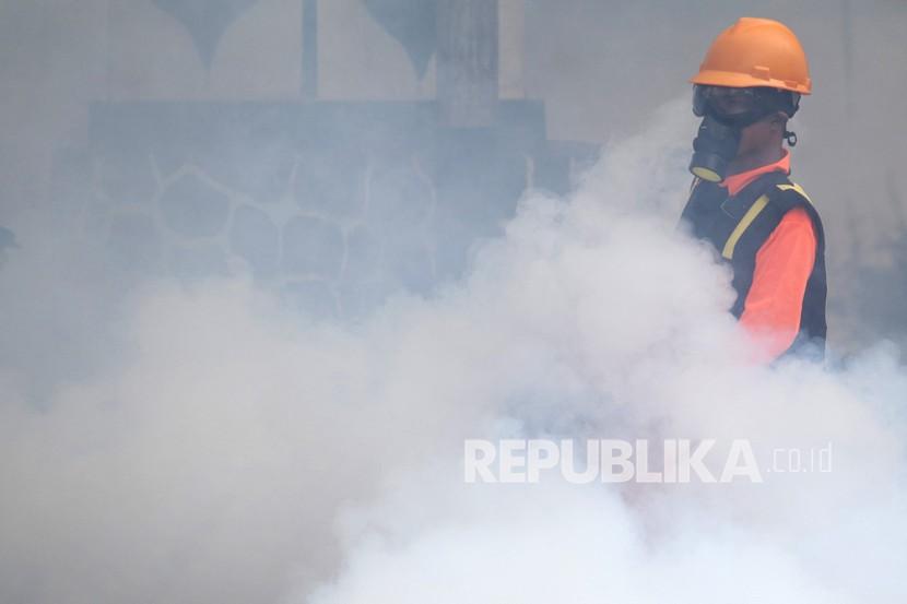 Petugas melakukan pengasapan (fogging) untuk mengendalikan perkembangbiakan nyamuk demam berdarah (DB). Pemerintah Kota Madiun, Jawa Timur memberikan dana sebesar Rp 9 juta untuk dana pemberantasan DB di tiap RW.