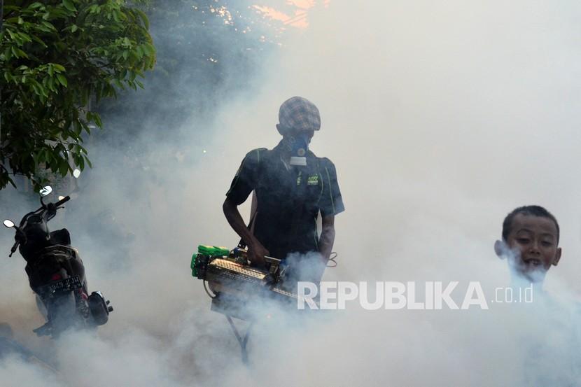 Petugas melakukan pengasapan (fogging) di lingkungan permukiman warga di Jawa Barat.