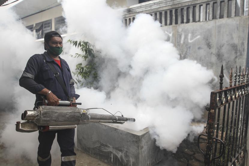 Petugas melakukan pengasapan (fogging) di perrmukiman warga. Sebanyak 88 warga Kabupaten Lebak, Provinsi Banten terserang penyakit demam berdarah dengue (DBD) sepanjang Januari 2022. 