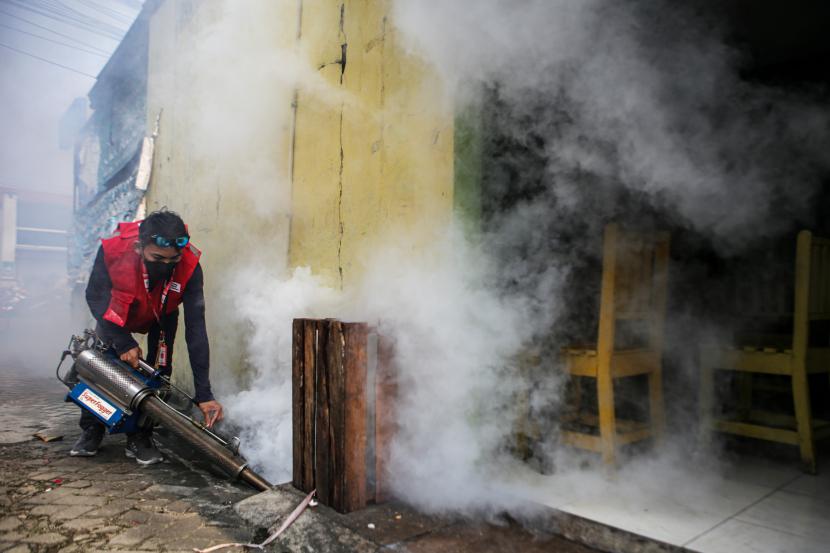 Petugas melakukan pengasapan (fogging) di permukiman warga (ilustrasi). Dinas Kesehatan Kota Palu, Sulawesi Tengah, mengatakan, kemarau basah terjadi di daerah ituberpotensi memicu penyakit Demam Berdarah Dengue (DBD) dan diare karena kondisi lingkungan yang buruk.