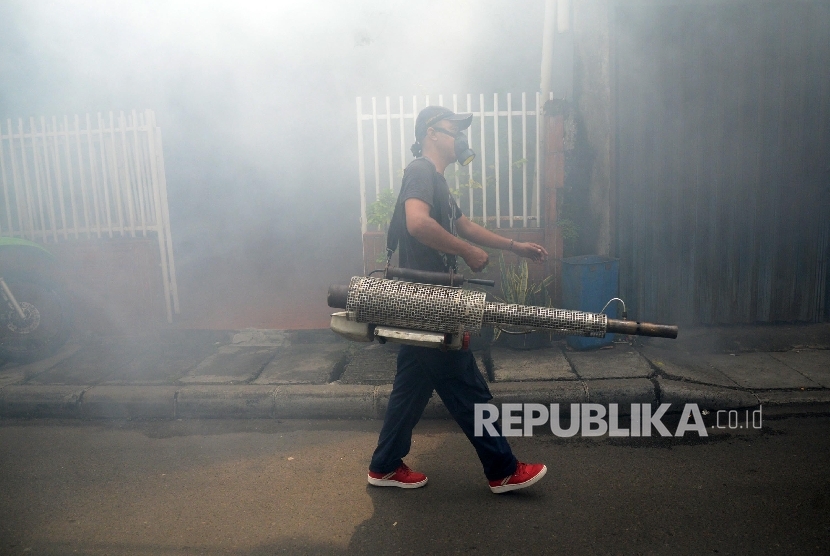  Petugas melakukan pengasapan (fogging) guna memberantas nyamuk penyebab demam berdarah di Kebon Sirih, Jakarta, Senin (8/2).  (Republika/Yasin Habibi)