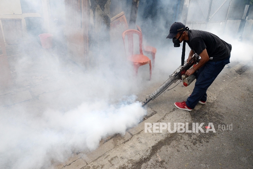 Petugas melakukan pengasapan (fogging) guna memberantas nyamuk penyebab demam berdarah di Kebon Sirih, Jakarta, Senin (8/2).  (Republika/Yasin Habibi)