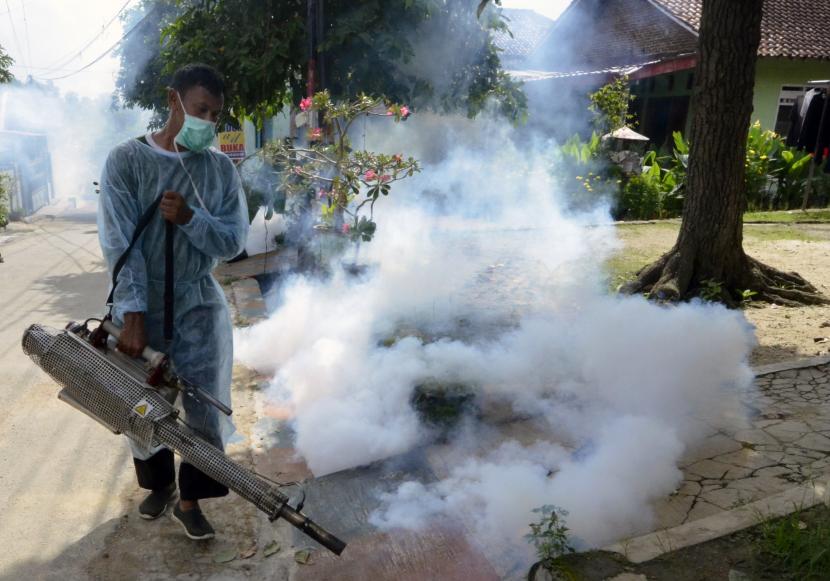 Petugas melakukan pengasapan (fogging) guna mencegah penyakit Demam Berdarah Dengue (DBD) - ilustrasi