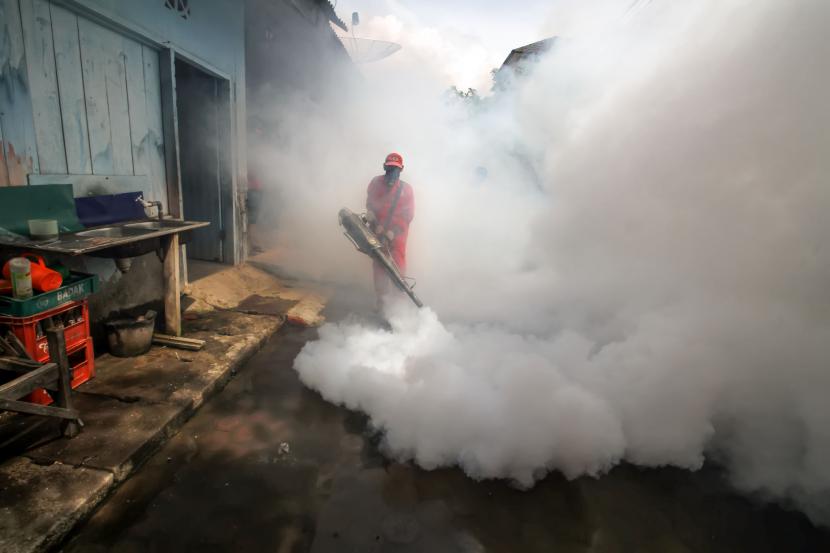 Petugas melakukan pengasapan (fogging) nyamuk Demam Berdarah Dengue (DBD), ilustrasi. Dinas Kesehatan (Dinkes) Kota Yogyakarta menyebut bahwa kasus demam berdarah dengue (DBD) meningkat di 2022 ini dibanding tahun lalu.