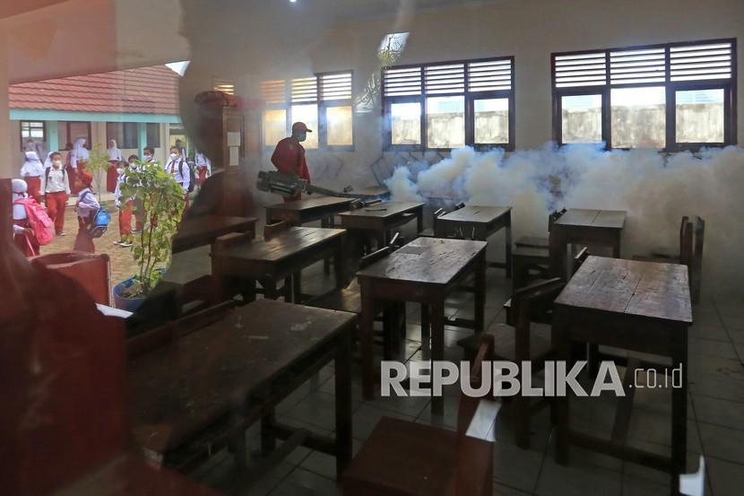 Petugas melakukan pengasapan (fogging) SDN Pabean udik 3 di Indramayu, Jawa Barat, Senin (7/2/2022). Para ilmuwan sebelumnya berpikir bahwa sebagian besar penularan DBD terjadi di rumah dan sekitarnya dibanding di tempat-tempat lain, seperti sekolah.
