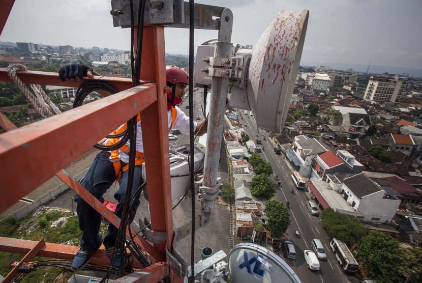 Petugas melakukan pengecekan Base Transceiver Stations (BTS) PT XL Axiata Tbk (XL) di Yogyakarta, Rabu (11/5). 