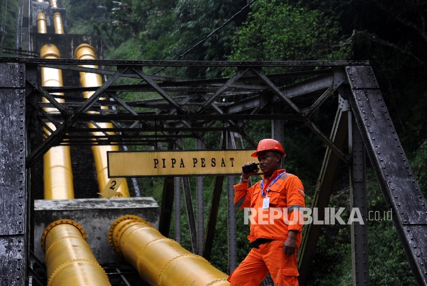 Petugas melakukan pengecekan di Pembangkit Listrik Tenaga Air (PLTA) Lamajan, Pangalengan, Bandung, Jawa Barat. (ilustrasi)