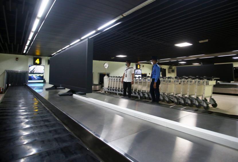 Petugas melakukan pengecekan fasiltas bandara di Terminal 1A Kedatangan, Bandara Soekarno Hatta, Tangerang, Banten, Senin (20/12/2021). PT Angkasa Pura II mencatat terjadi penurunan trafik pesawat hingga 13 persen pada periode Nataru tahun ini.