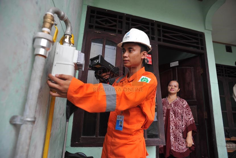 Petugas melakukan pengecekan gas meter jaringan gas rumah tangga Perusahaan Gas Negara (PGN) di kawasan Perumnas Klender, Jakarta, Selasa (25/3).