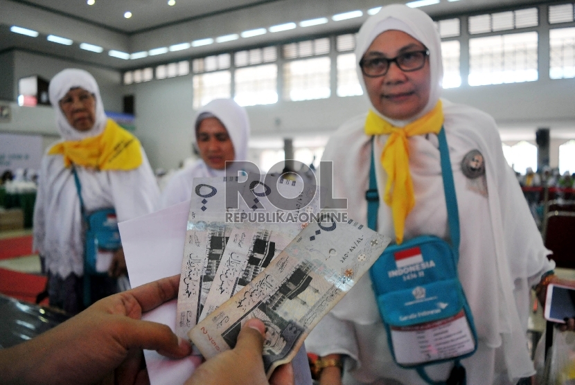 Petugas melakukan pengecekan kembali Living Cost atau uang saku jamaah haji yang dibagikan kepada calon Jamaah Haji di Asrama Haji Pondok Gede, Jakarta, Rabu (26/8).  (Republika/Rakhmawaty La