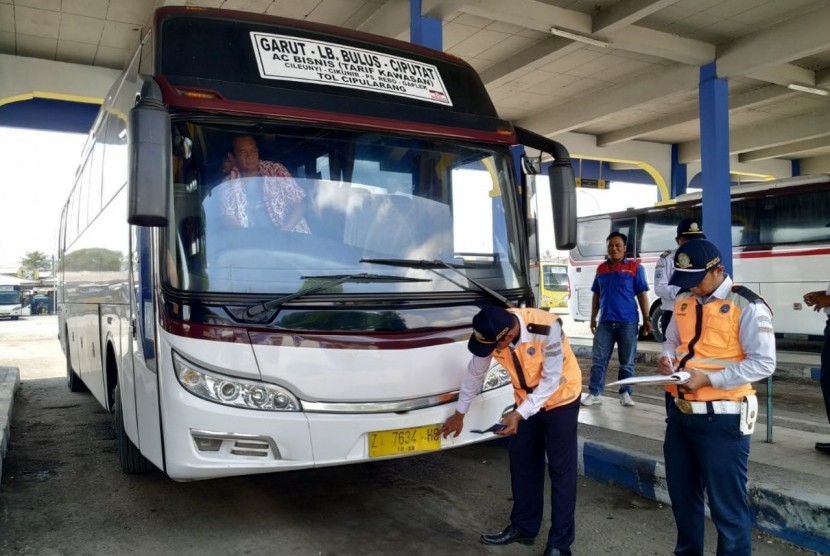 (ILUSTRASI) Pemeriksaan kelaikan bus di Terminal Guntur, Kabupaten Garut, Jawa Barat.