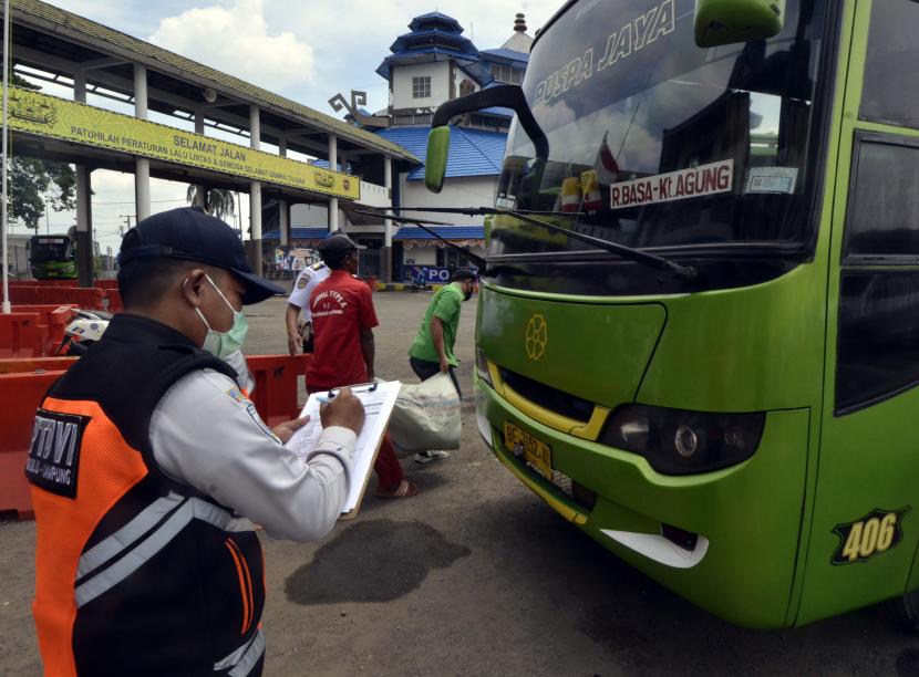 Petugas melakukan pengecekan kondisi kelaikan bus angkutan Lebaran di terminal Rajabasa, Badar Lampung, Lampung (Ilustrasi). Arus kendaraan mudik di Bandar Lampung masih terpantau normal  
