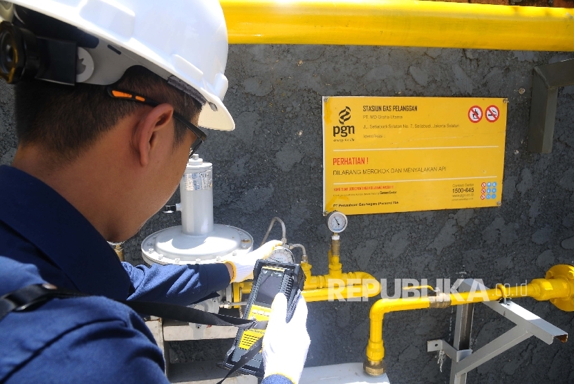  Petugas melakukan pengecekan Meter Regulating Station (MRS) PT Perusahaan Gas Negara (Persero) Tbk (PGN) di Jakarta, Kamis (6/4)