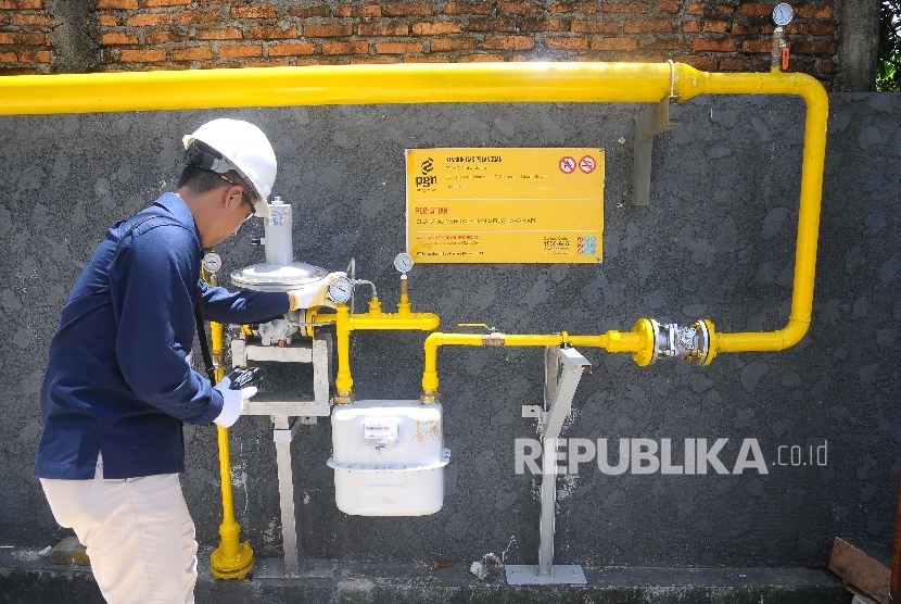 Petugas melakukan pengecekan Meter Regulating Station (MRS) PT Perusahaan Gas Negara (Persero) Tbk (PGN) di Jakarta, Kamis (6/4).