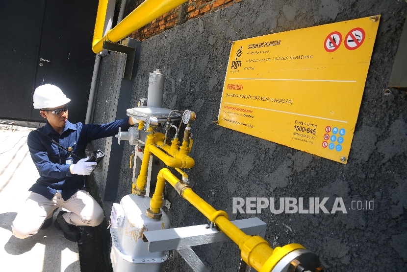 Petugas melakukan pengecekan Meter Regulating Station (MRS) PT Perusahaan Gas Negara (Persero) Tbk (PGN) di Jakarta, Kamis (6/4).