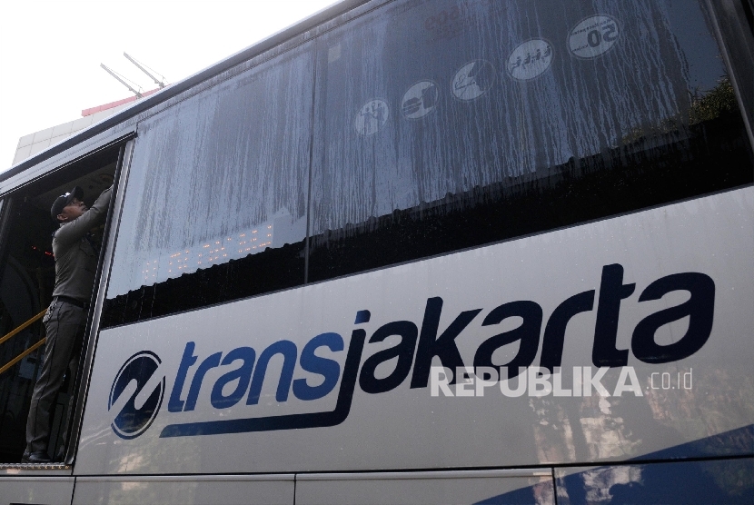  Petugas melakukan pengecekan pada bus Transjakarta baru saat peluncuran di Jakarta, Senin (18/4). (Republika / Yasin Habibi )