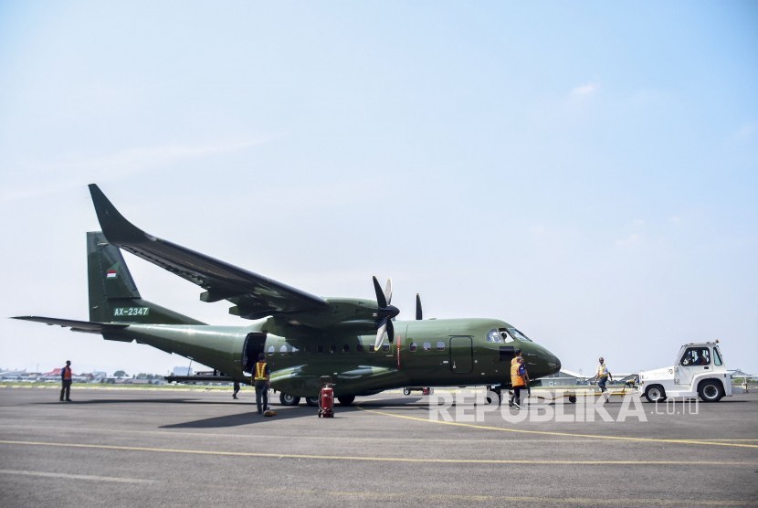 Petugas melakukan pengecekan Pesawat Terbang CN235-220 Military Transport sebelum lepas landas pada acara Ferry Flight di Hanggar Fixed Wing PTDI, Kota Bandung, Rabu (30/10). 